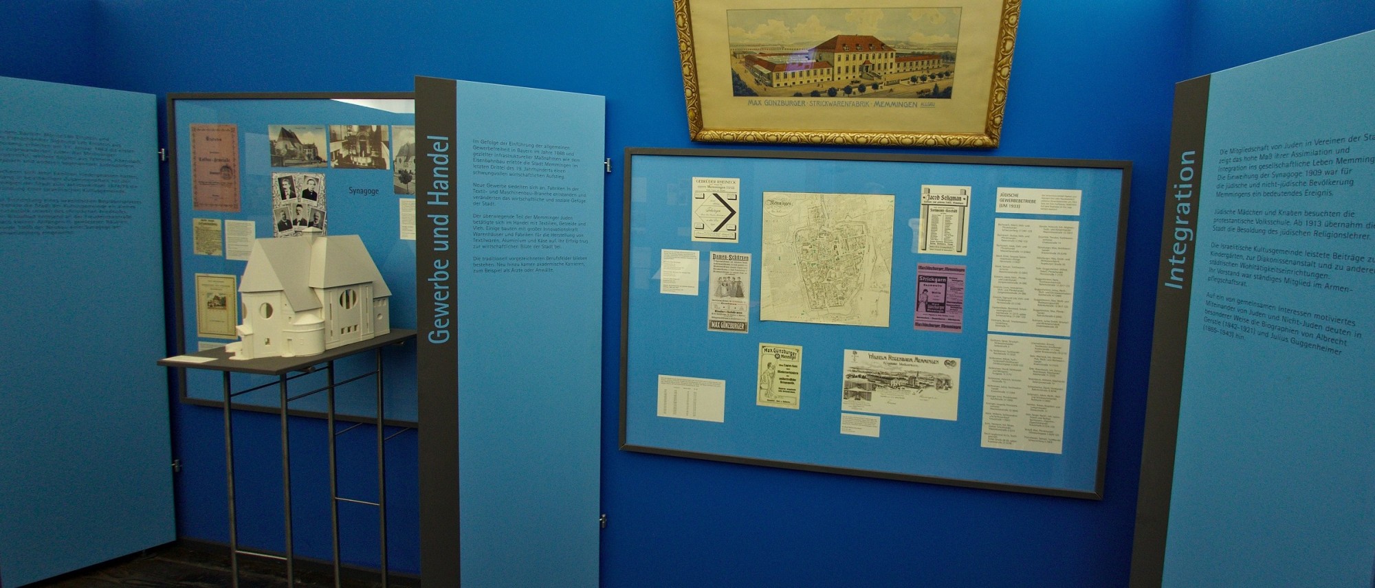 Teil einer Ausstellung zum Jüdischen Leben in Memmingen mit archivalischen Dokumenten und einem Synagogenmodell. Führt zur Unterseite &quot;Memmingen&quot;.