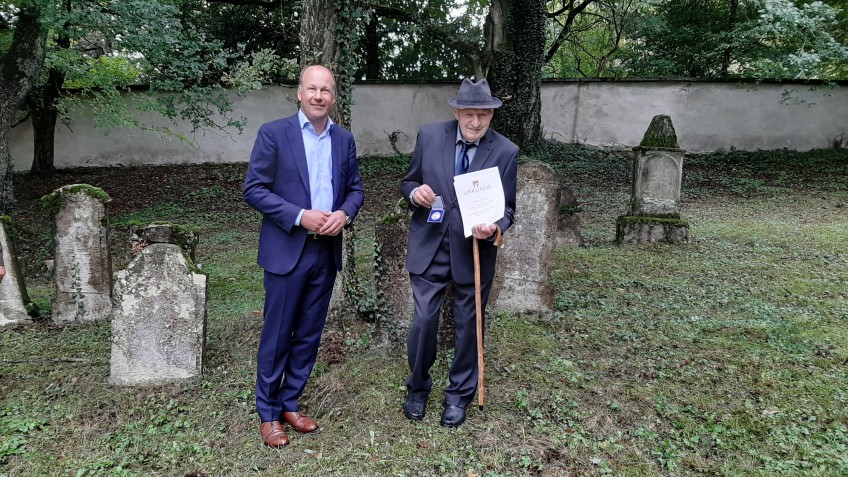 #AUFMACHER# Harburg: Friedhofspfleger Friedrich Thum erhält Bezirksmedaille