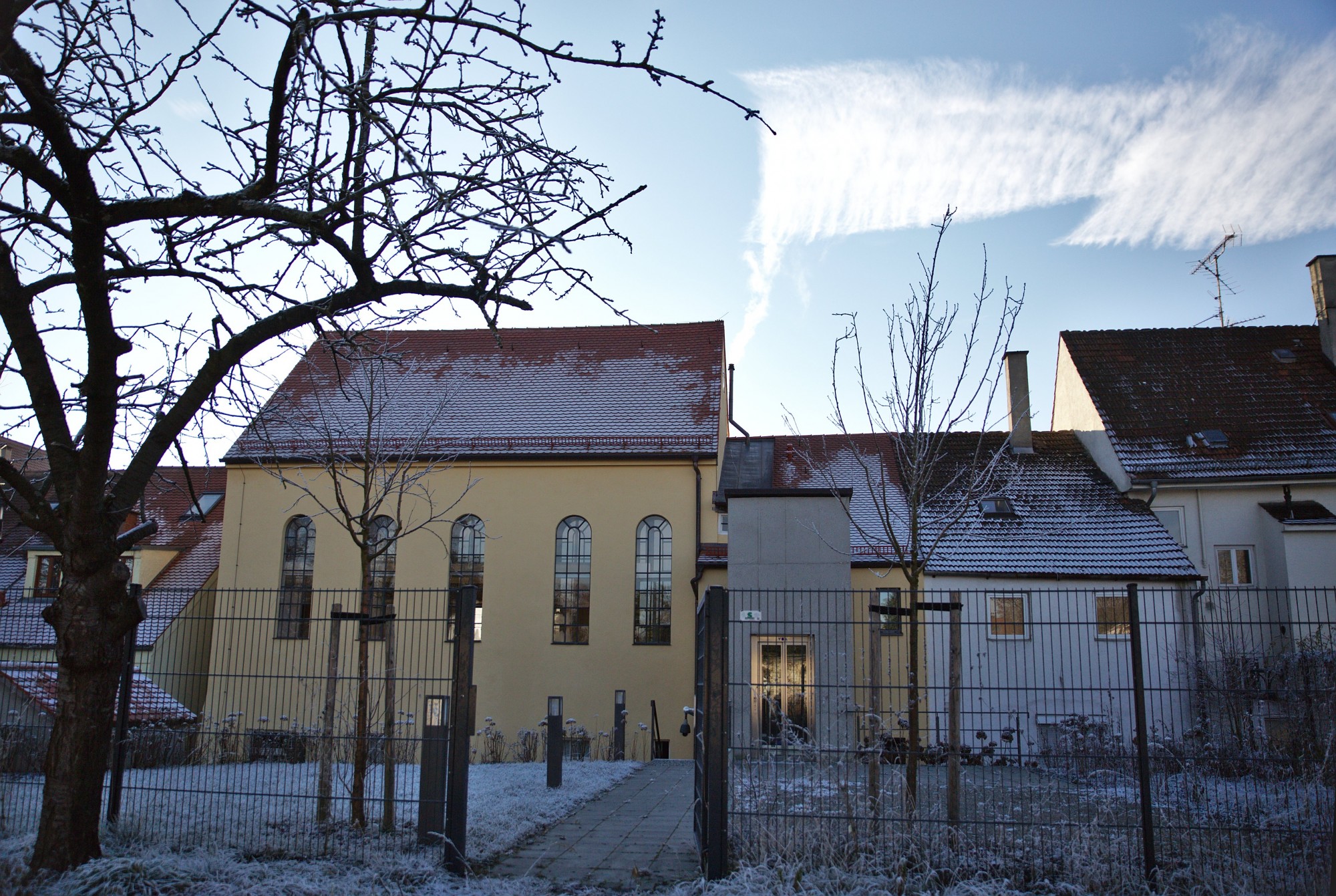 Rückseite der ehemaligen Synagoge Kriegshaber mit Garten. Führt zur Unterseite &quot;Augsburg-Kriegshaber&quot;.