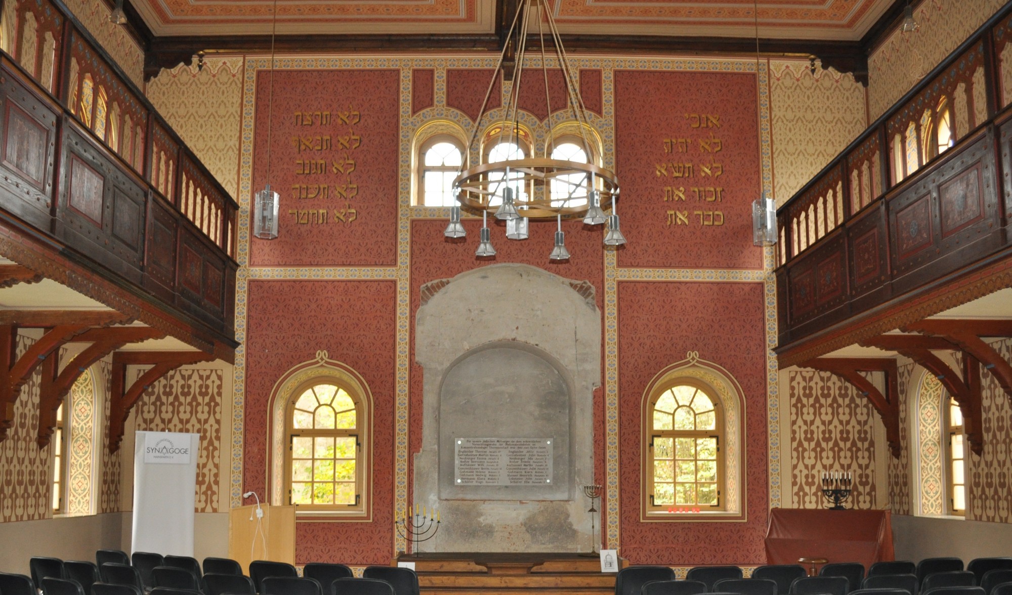 Innenraum der Synagoge Hainsfarth mit Stuhlreihen, Frauenempore und Tora-Schrein. Führt zur Unterseite &quot;Hainsfarth&quot;.
