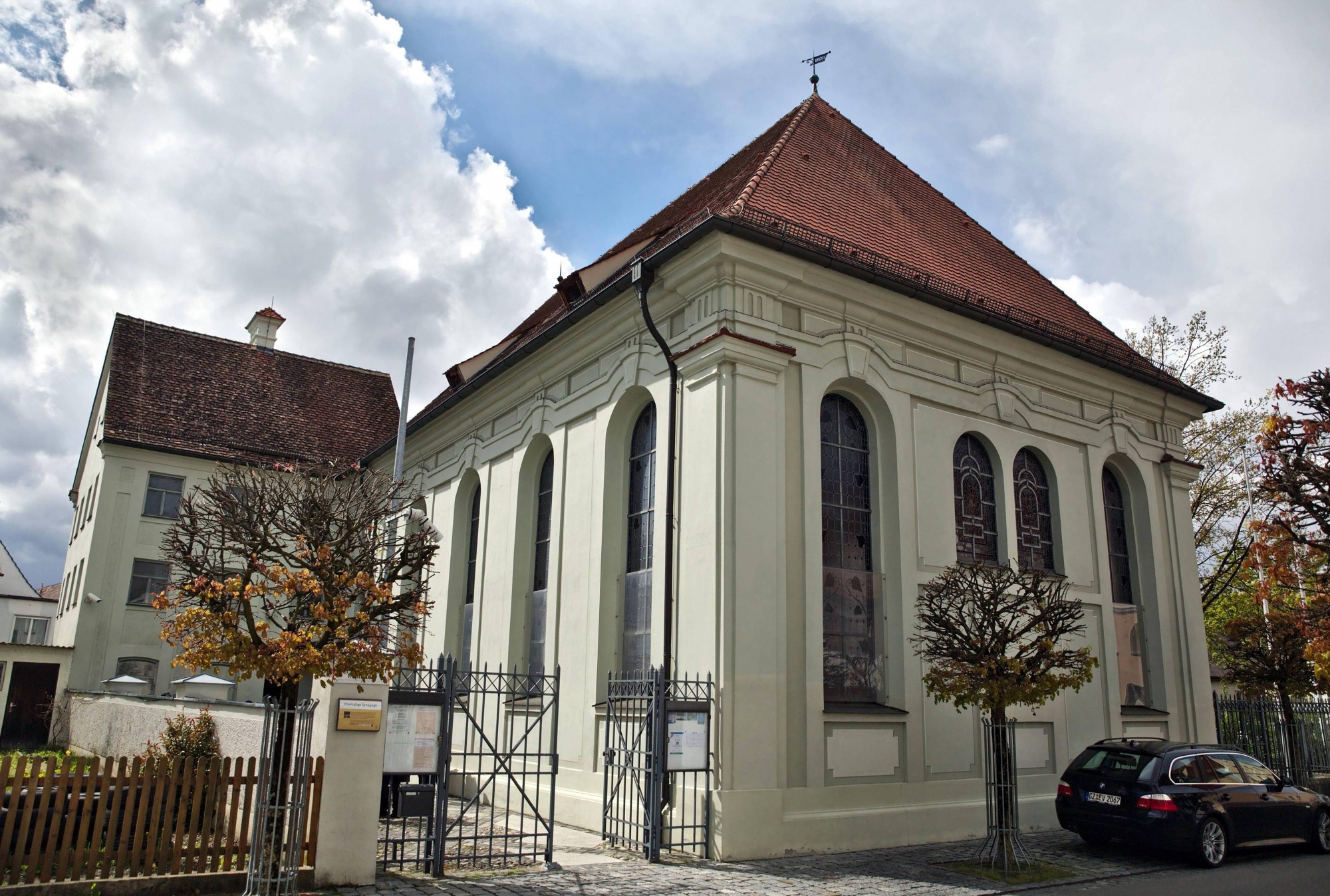 Außenansicht der ehemaligen Synagoge Ichenhausen. Führt zur Unterseite &quot;Ichenhausen&quot;.