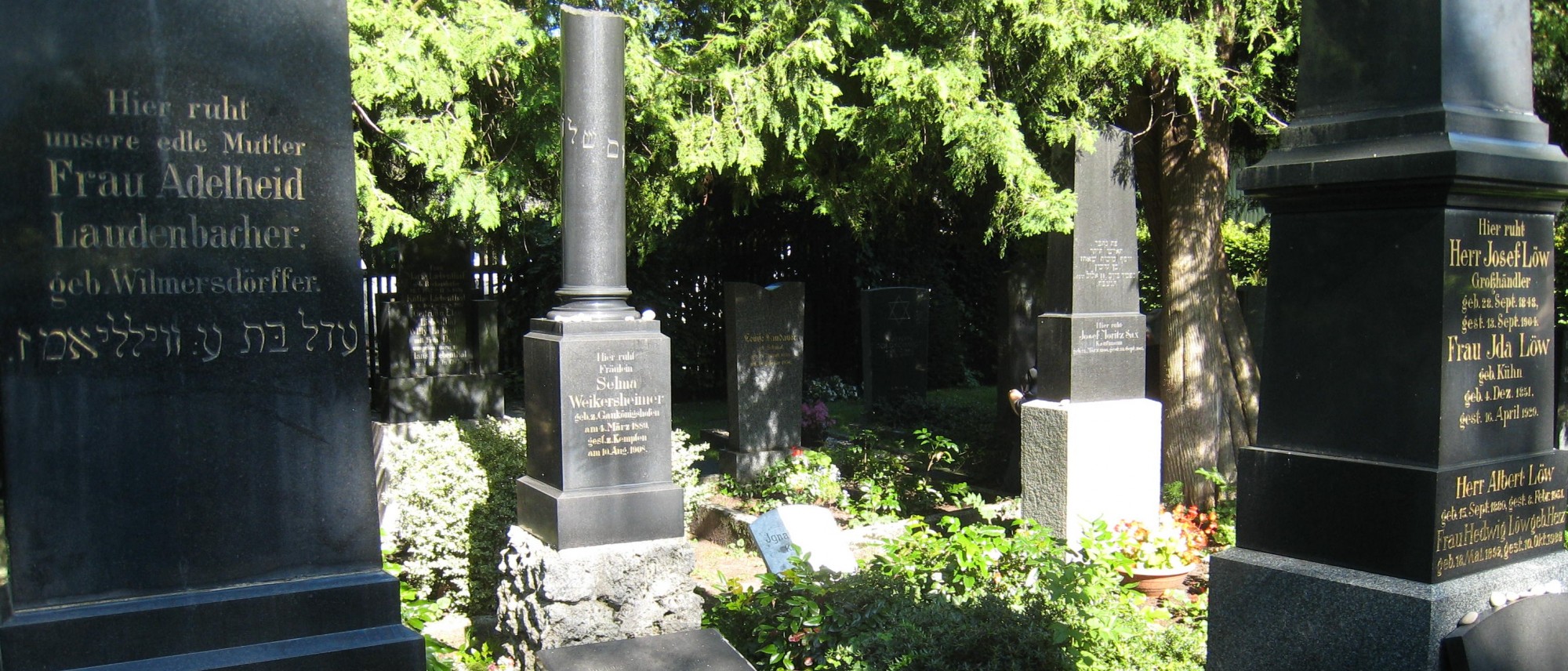Grabsteine mit hebräischen und deutschen Inschriften auf dem Friedhof in Kempten. Führt zur Unterseite &quot;Kempten&quot;.