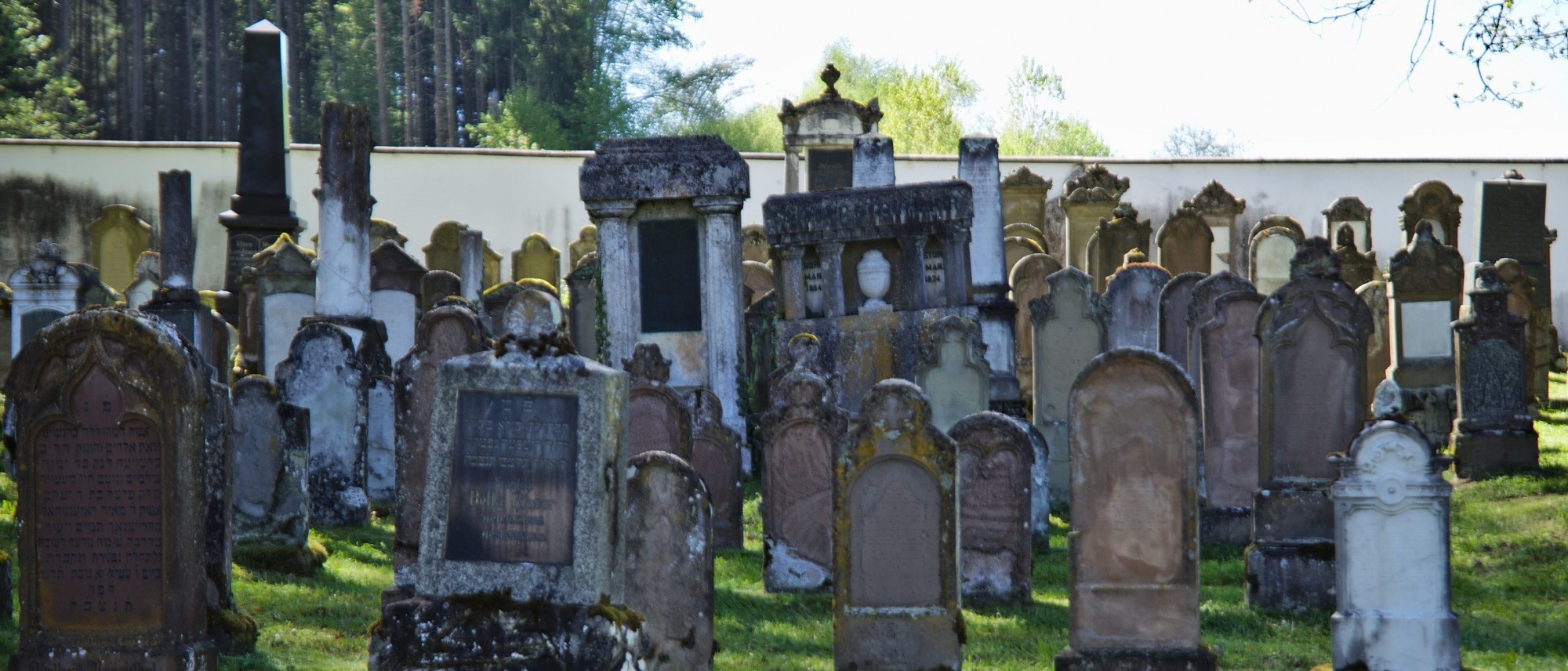 Grabsteine mit hebräischen Inschriften auf dem Friedhof in Krumbach. Führt zur Unterseite &quot;Krumbach&quot;.