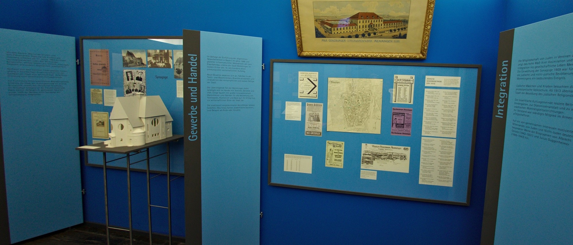 Teil einer Ausstellung zum Jüdischen Leben in Memmingen mit archivalischen Dokumenten und einem Synagogenmodell. Führt zur Unterseite &quot;Memmingen&quot;.
