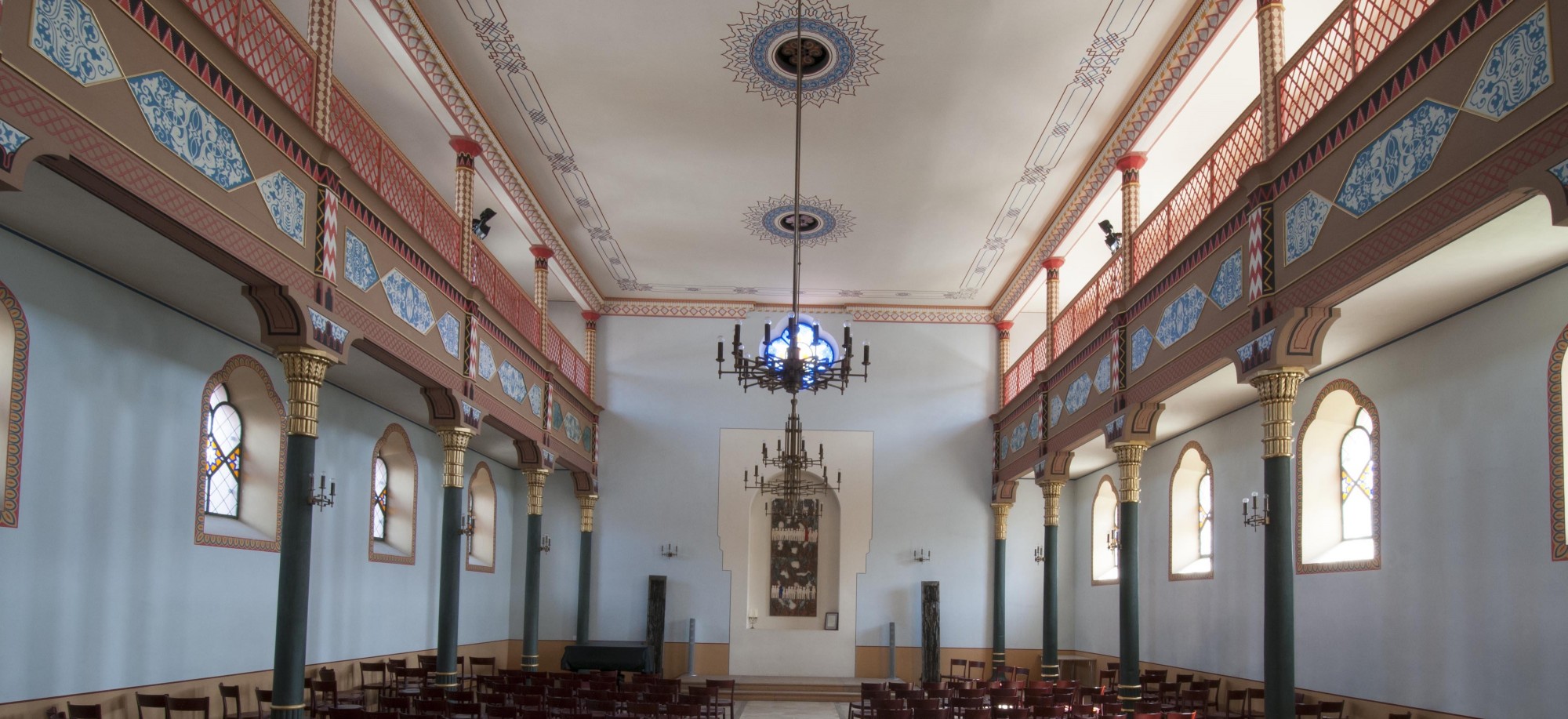 Innenraum der Synagoge Binswangen mit Stuhlreihen, Frauenempore und Tora-Schrein. Führt zur Unterseite &quot;Binswangen&quot;.