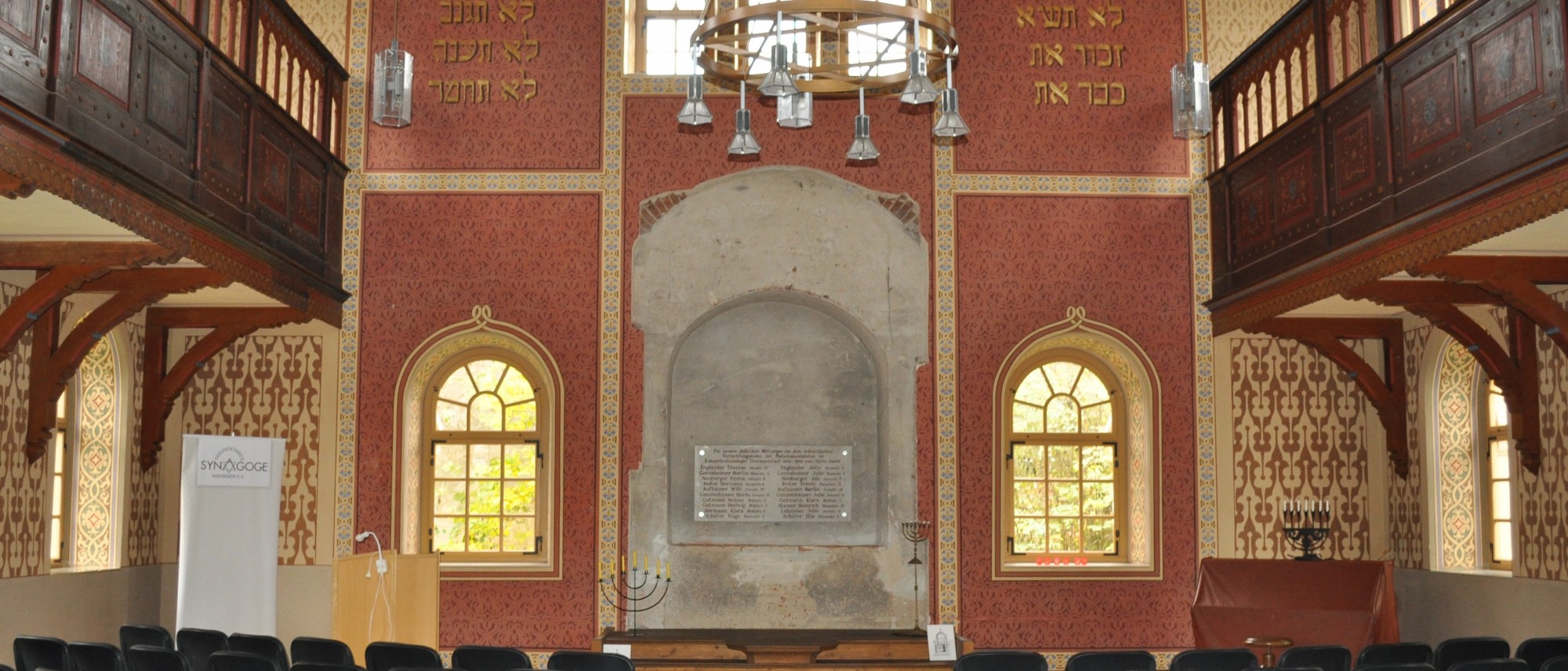 Innenraum der Synagoge Hainsfarth mit Stuhlreihen, Frauenempore und Tora-Schrein. Führt zur Unterseite &quot;Hainsfarth&quot;.
