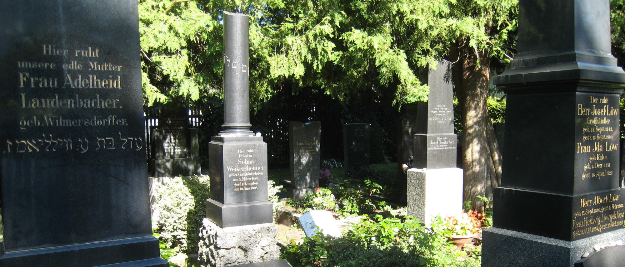 Grabsteine mit hebräischen und deutschen Inschriften auf dem Friedhof in Kempten. Führt zur Unterseite &quot;Kempten&quot;.