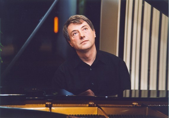 Pianist Valerij Petasch am Flügel sitzend
